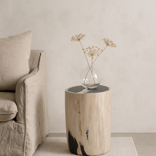 Sidebord med mørk stenkerne