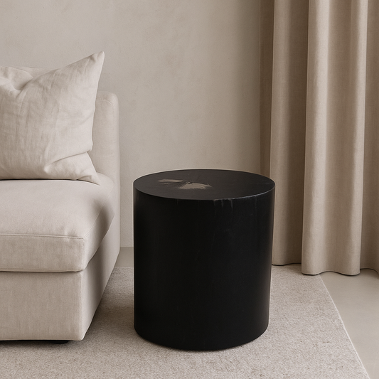 Sidebord i dybsort finish – elegant unika