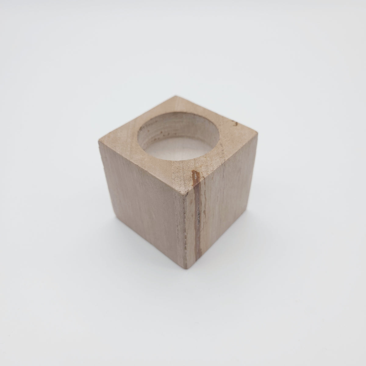 Fyrfadsstage i Forstenet Træ – 6 × 6 cm