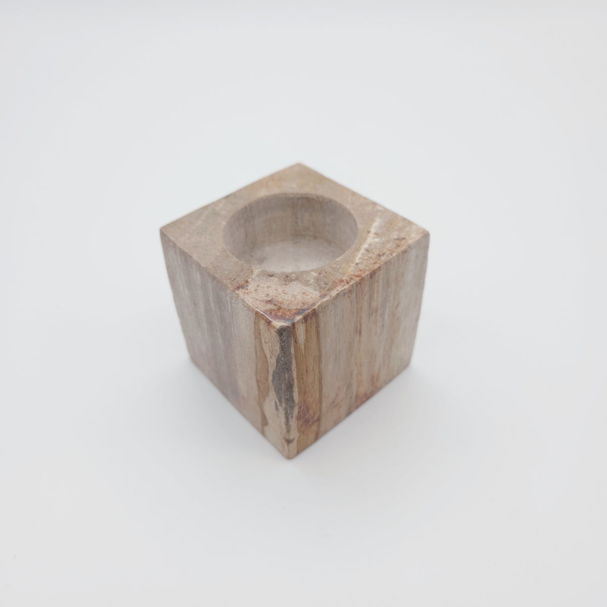 Fyrfadsstage i Forstenet Træ – 6 × 6 cm