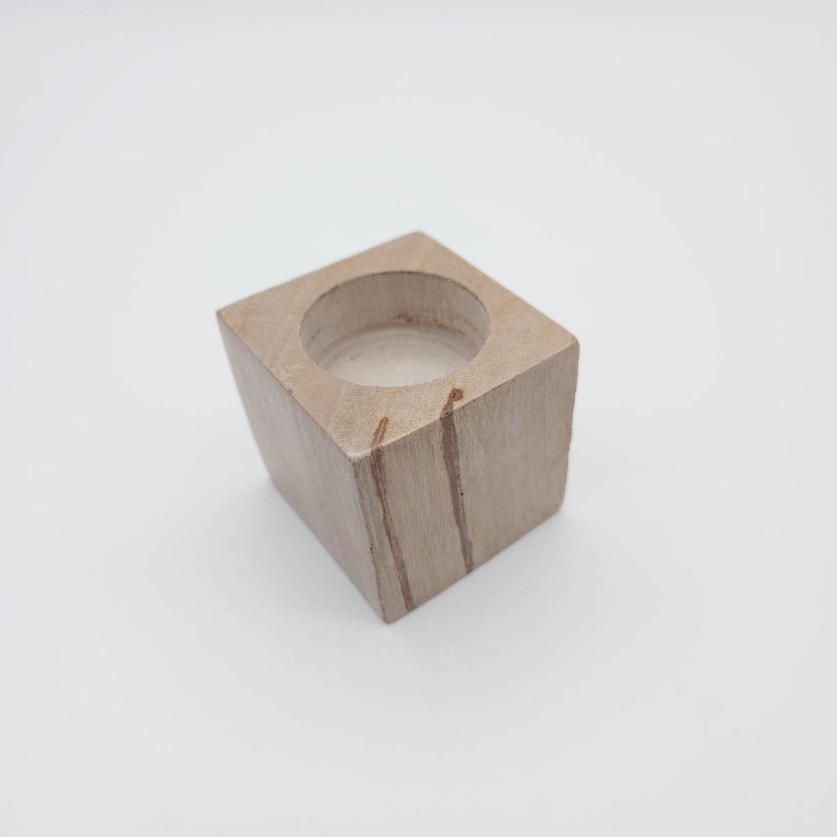 Fyrfadsstage i Forstenet Træ – 6 × 6 cm