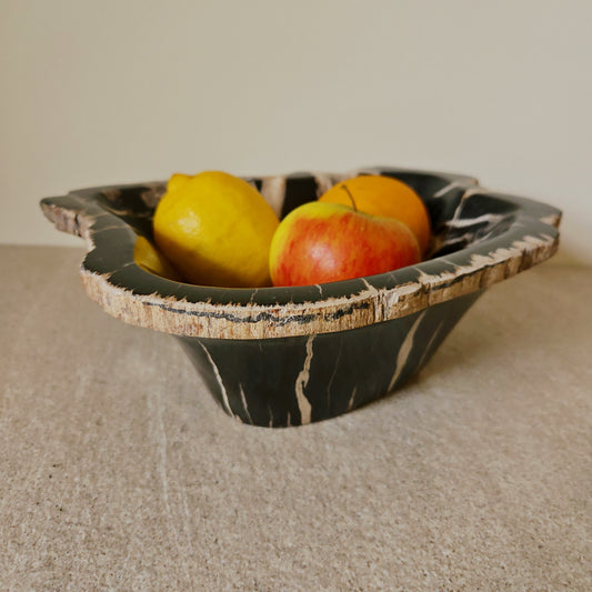 Skål med skulpturelt udtryk