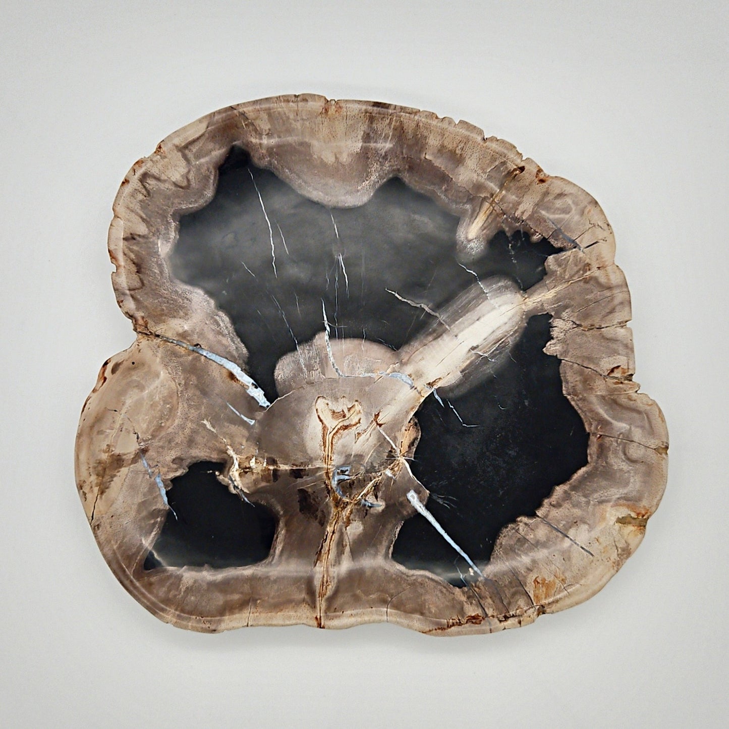 Unikt håndpoleret fad