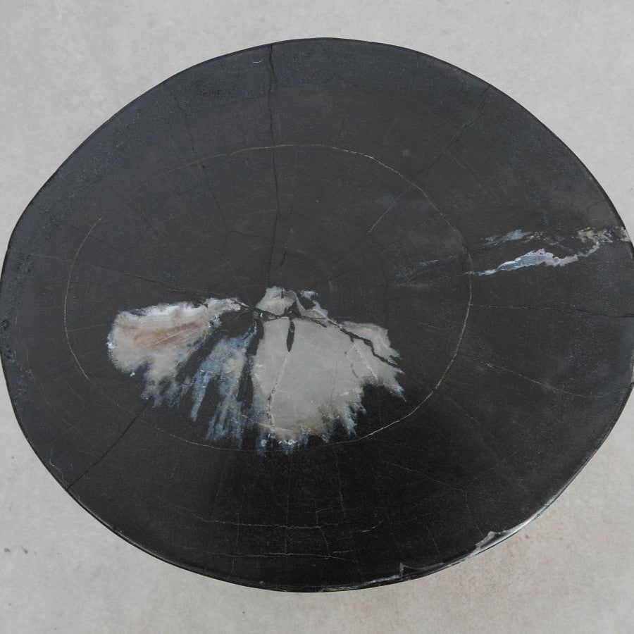 Sidebord i dybsort finish – elegant unika