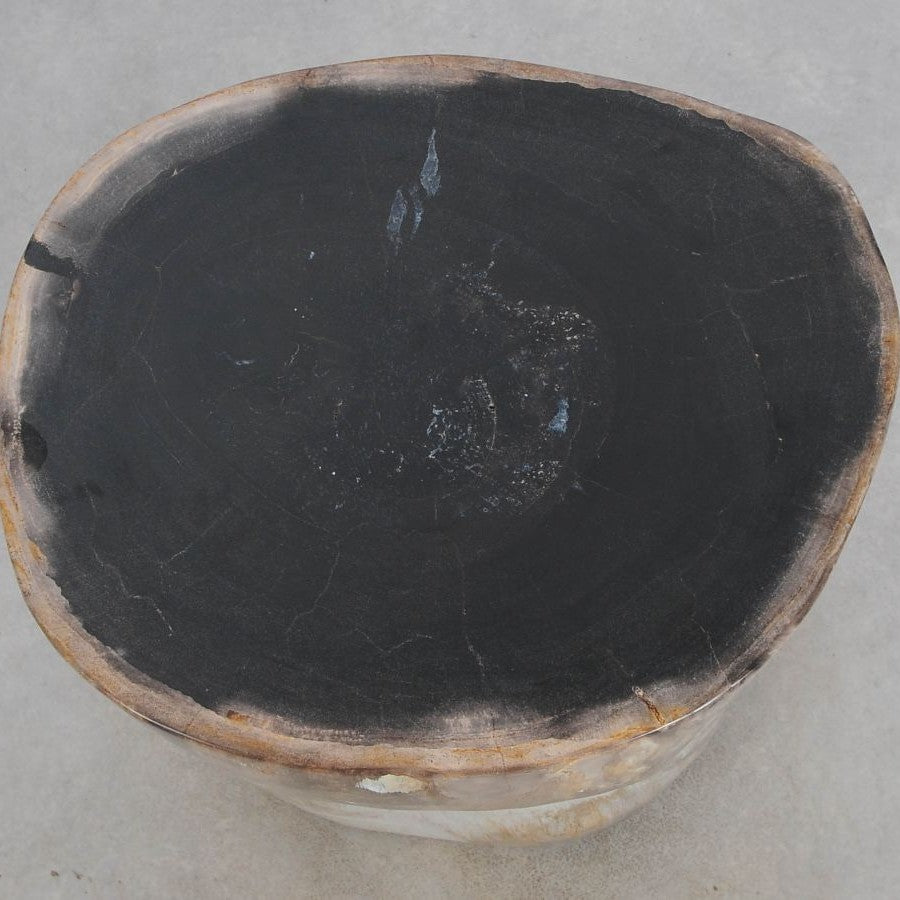 Sidebord med dyb sort top – naturlig kontrast