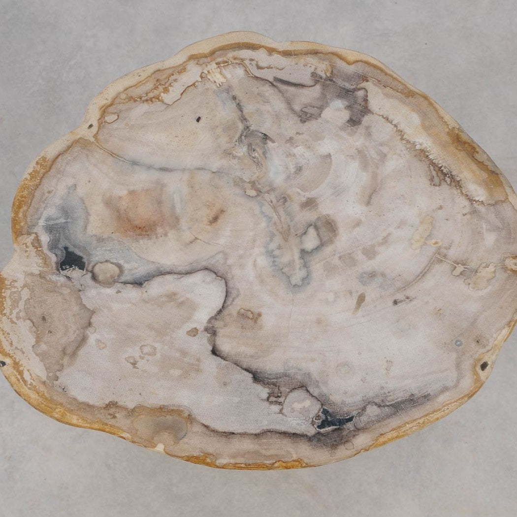 Sidebord i lyse nuancer – blød og skulpturel form