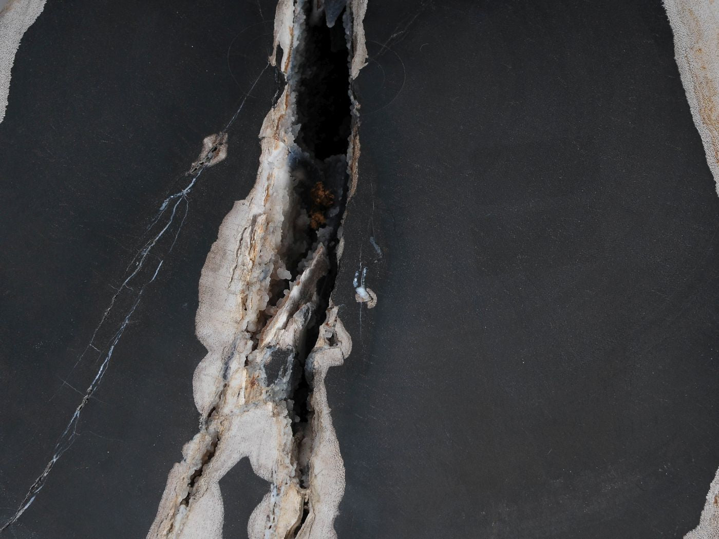 Sidebord med mørk stenkerne