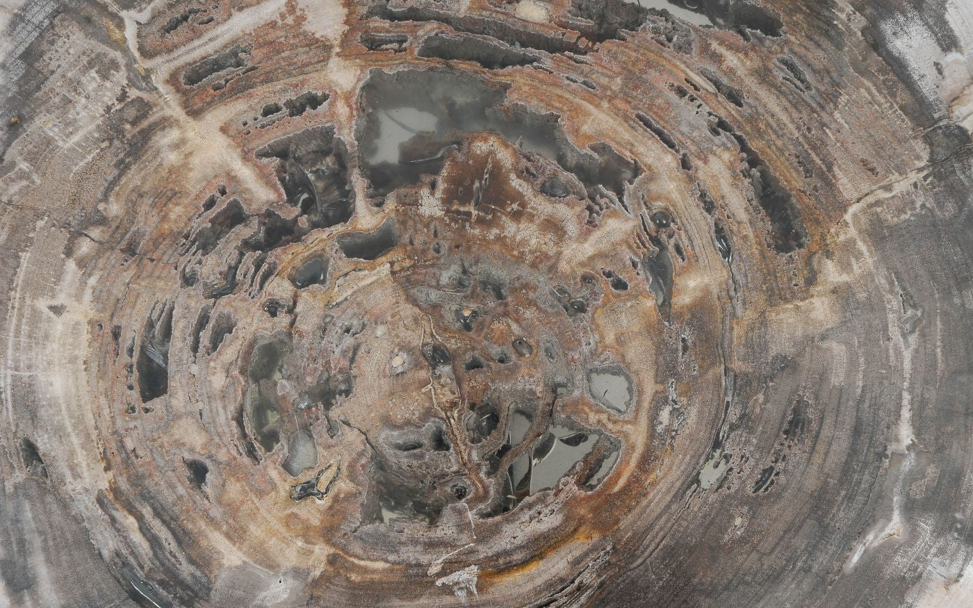 Sofabord med rå kant og varme jordtoner – unika