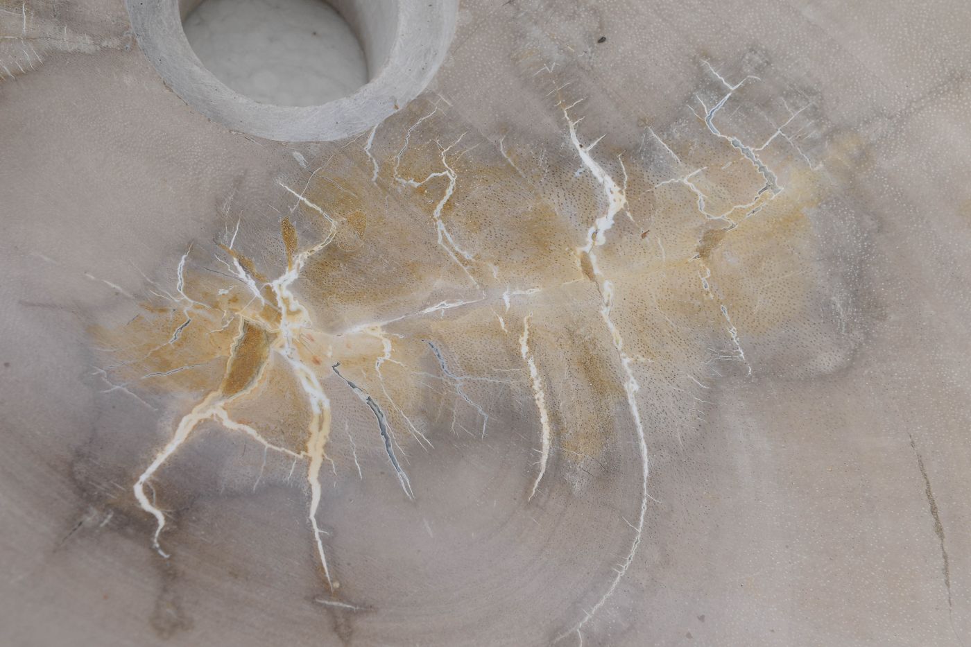 Håndvask i lyse beige nuancer med gyldne årer