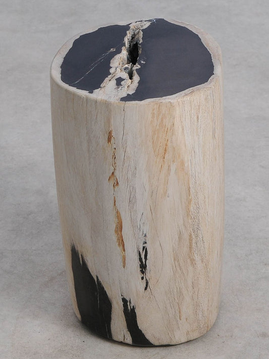 Sidebord med mørk stenkerne