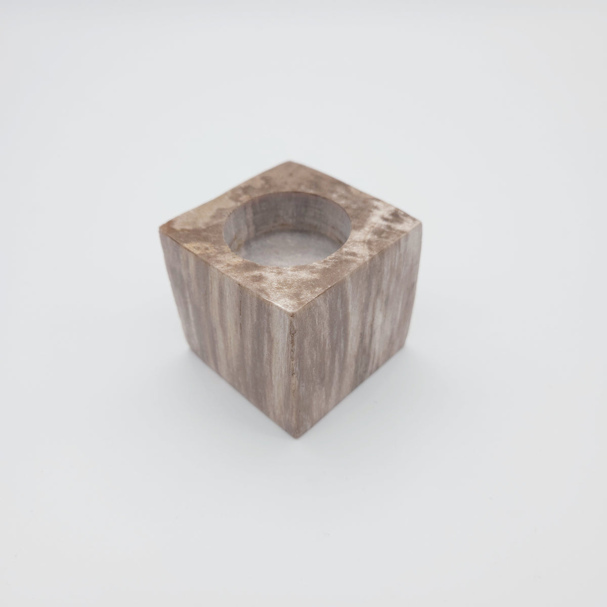 Fyrfadsstage i Forstenet Træ – 6 × 6 cm