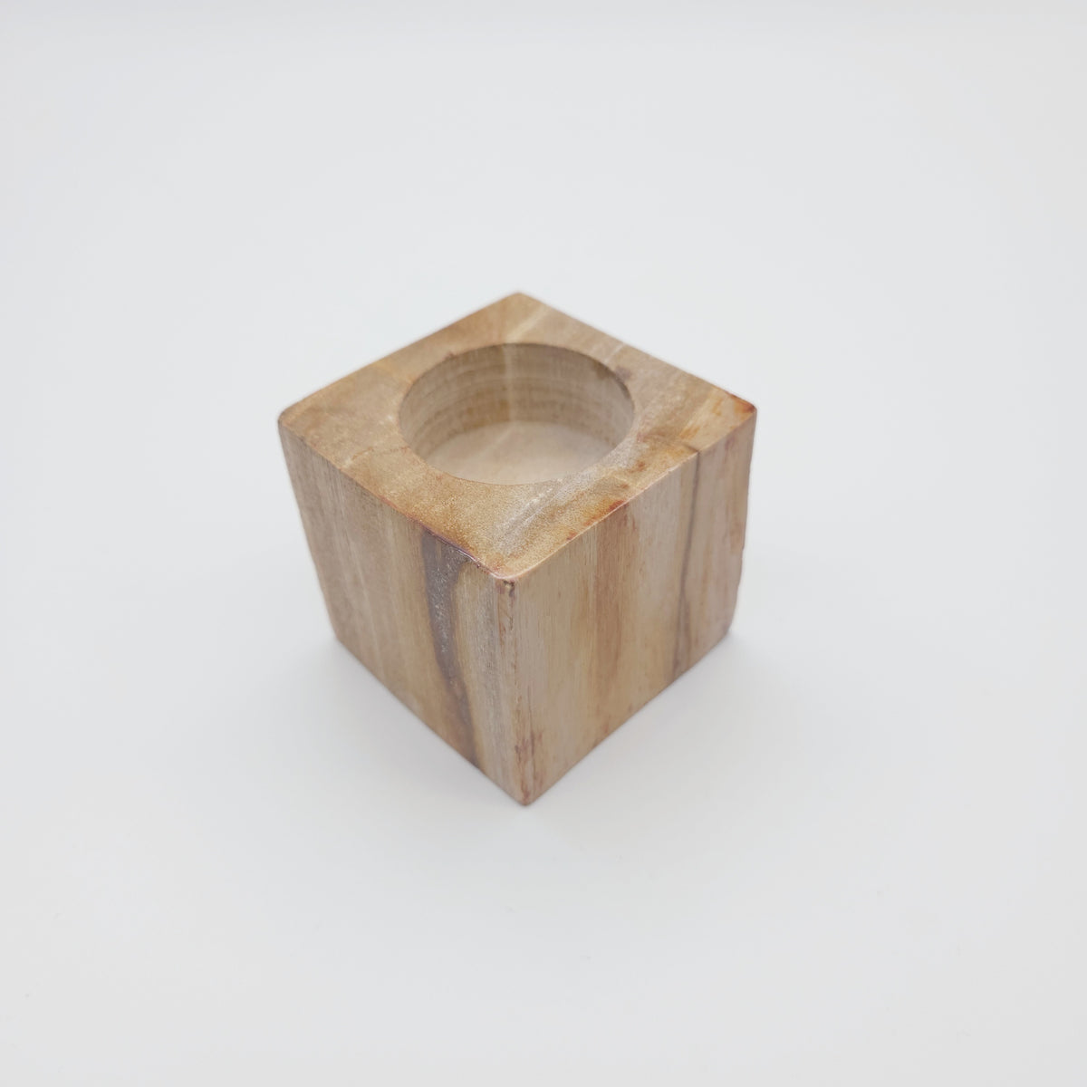 Fyrfadsstage i Forstenet Træ – 6 × 6 cm