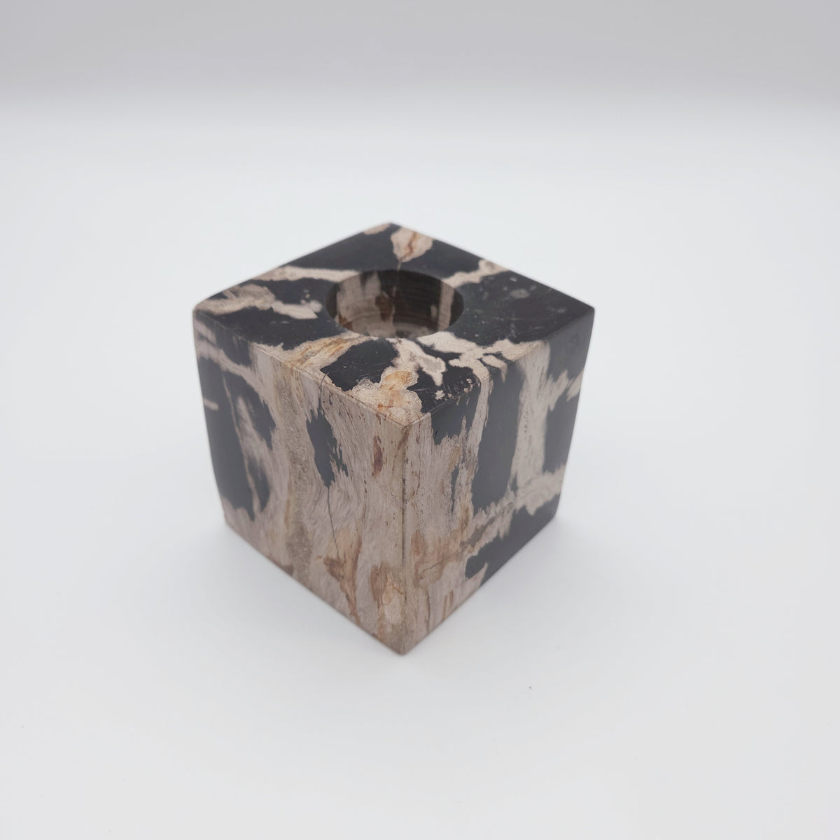 Stor Fyrfadsstage i Forstenet Træ – 9 × 9 cm