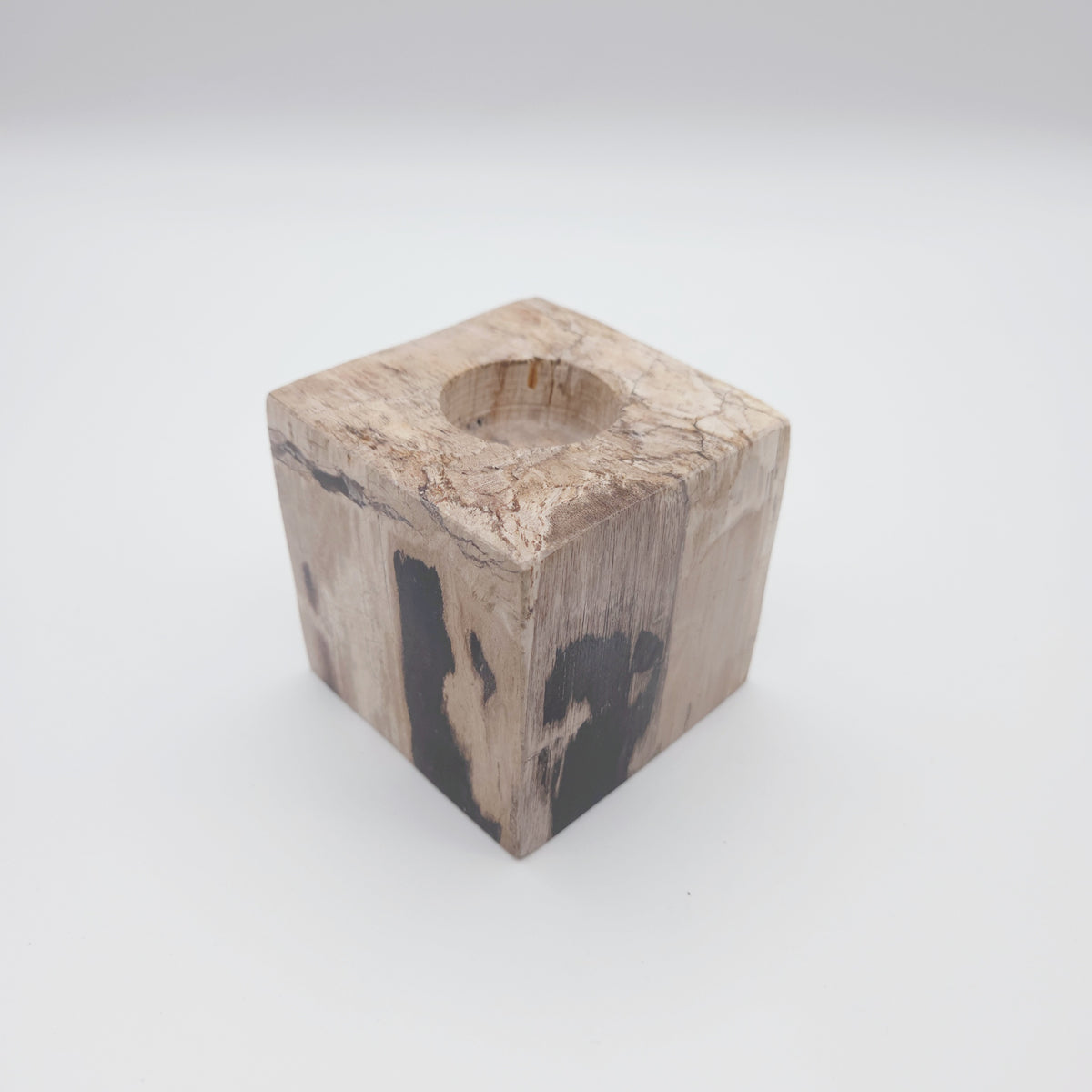 Stor Fyrfadsstage i Forstenet Træ – 9 × 9 cm