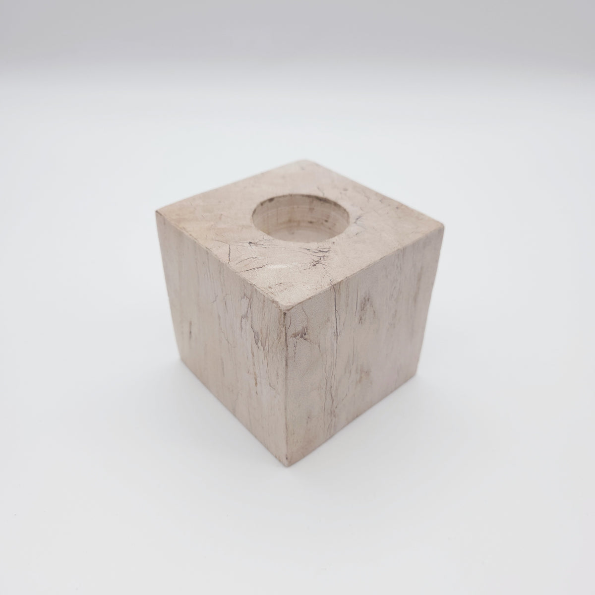 Stor Fyrfadsstage i Forstenet Træ – 9 × 9 cm