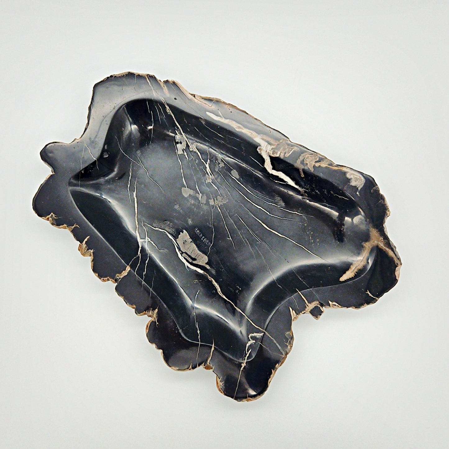 Unikt håndpoleret fad