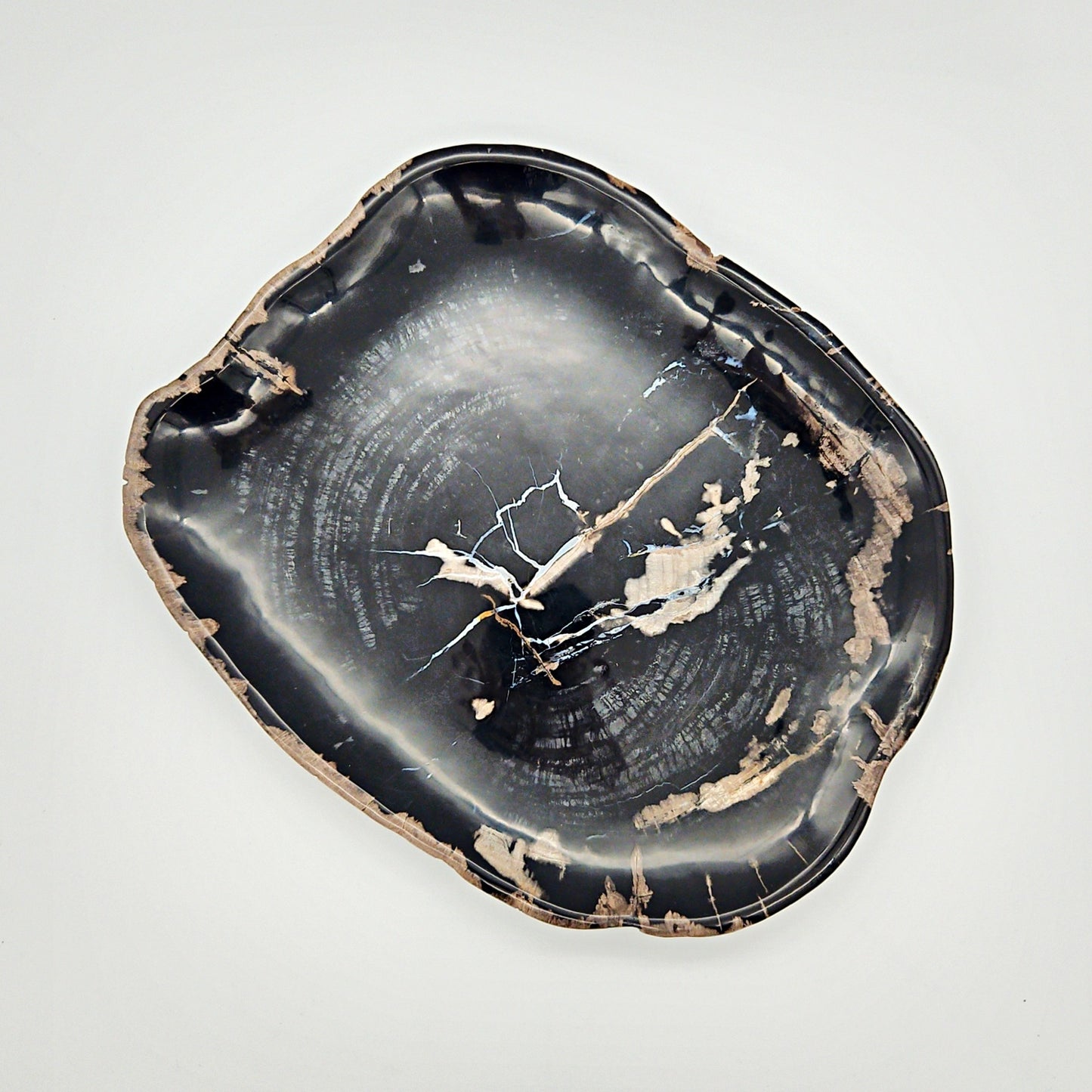 Unikt håndpoleret fad