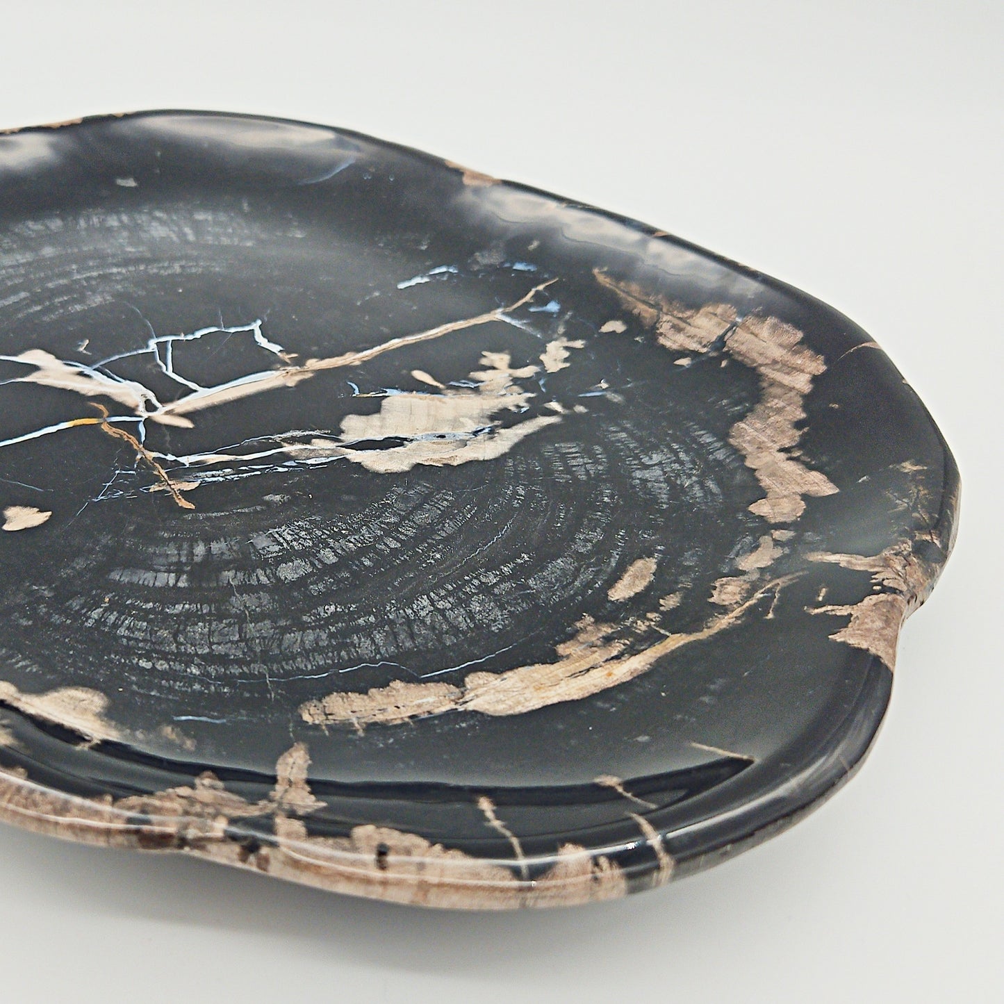 Unikt håndpoleret fad