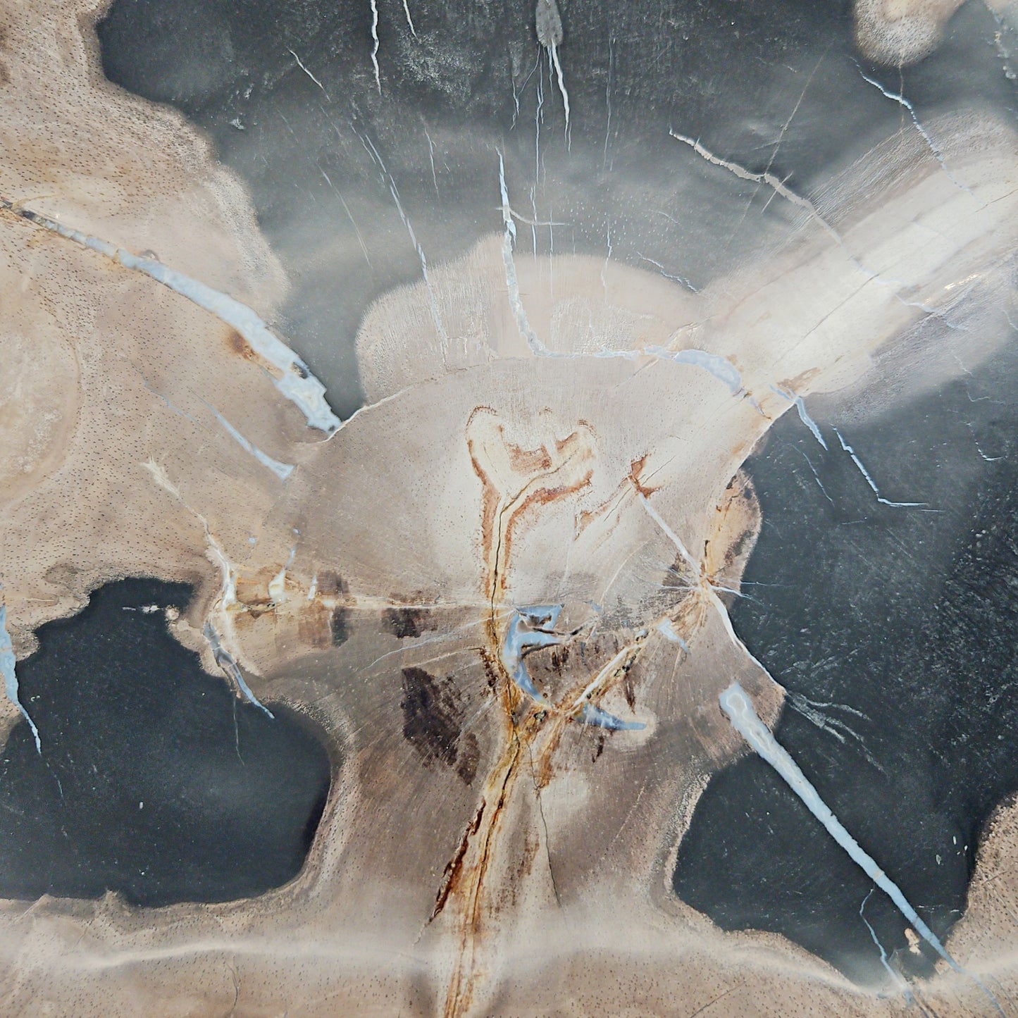 Unikt håndpoleret fad