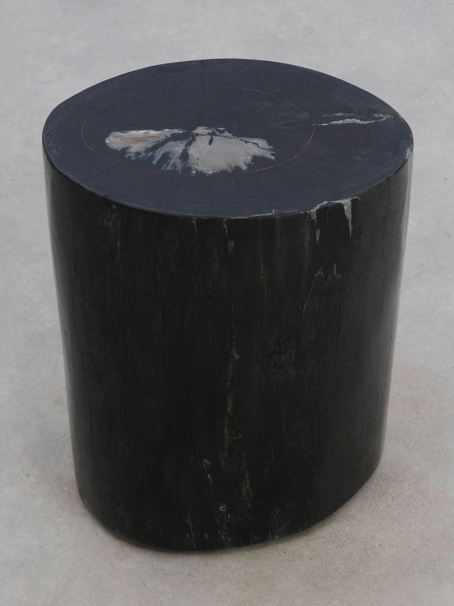 Sidebord i dybsort finish – elegant unika