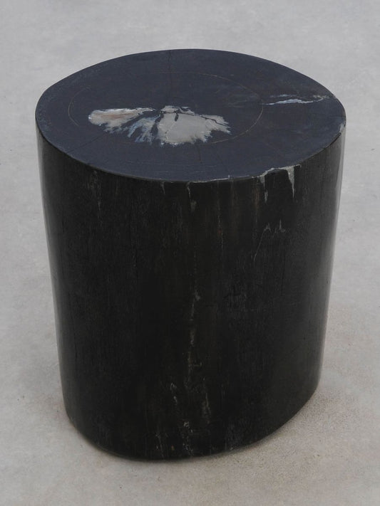 Sidebord i dybsort finish – elegant unika