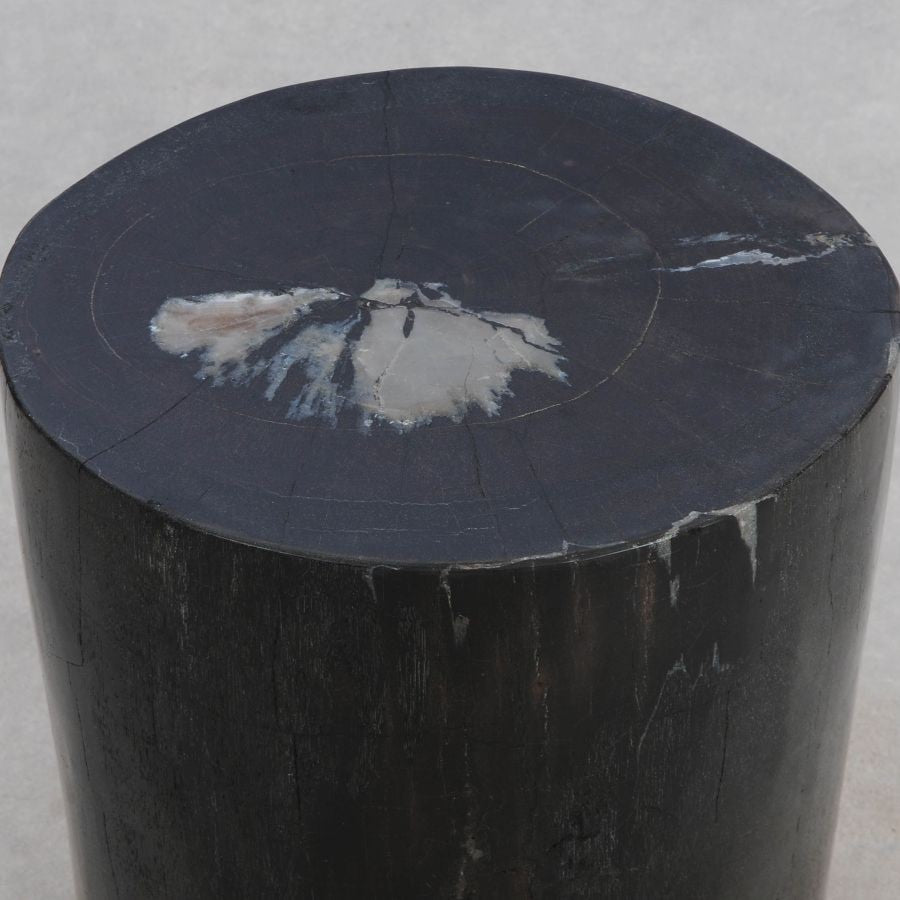 Sidebord i dybsort finish – elegant unika