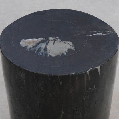 Sidebord i dybsort finish – elegant unika