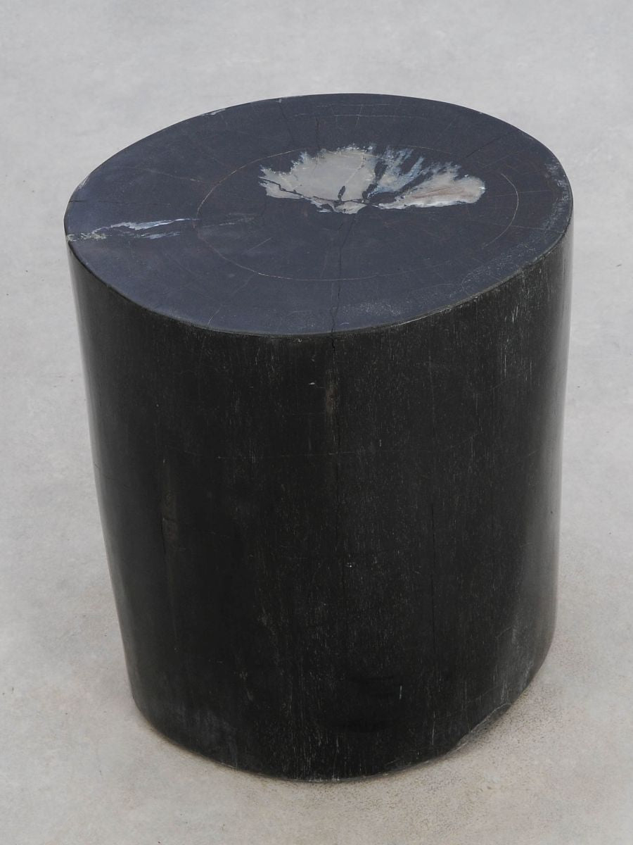 Sidebord i dybsort finish – elegant unika