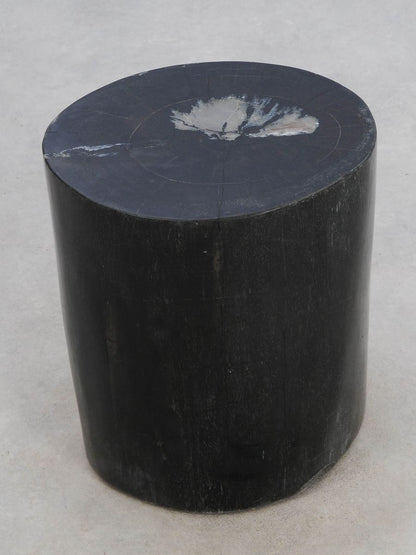 Sidebord i dybsort finish – elegant unika