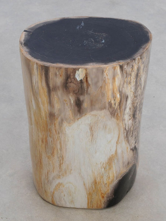 Sidebord med dyb sort top – naturlig kontrast