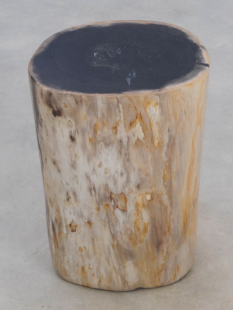 Sidebord med dyb sort top – naturlig kontrast