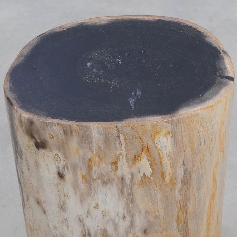 Sidebord med dyb sort top – naturlig kontrast