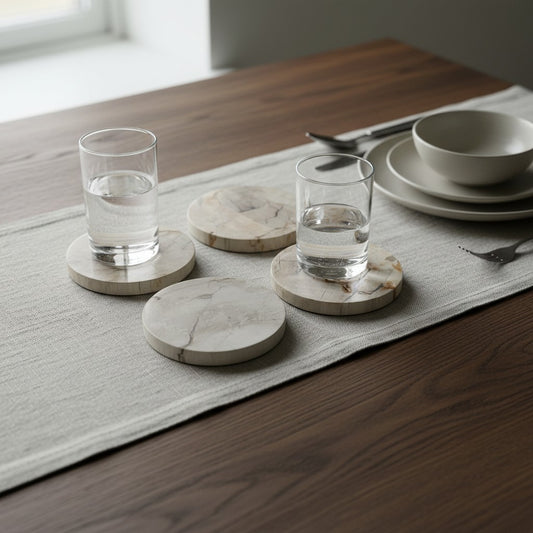 Klardust Living Bordskåner aus versteinertem Holz in Sand und Creme, rundes Design für eine stilvolle Tischdeko.