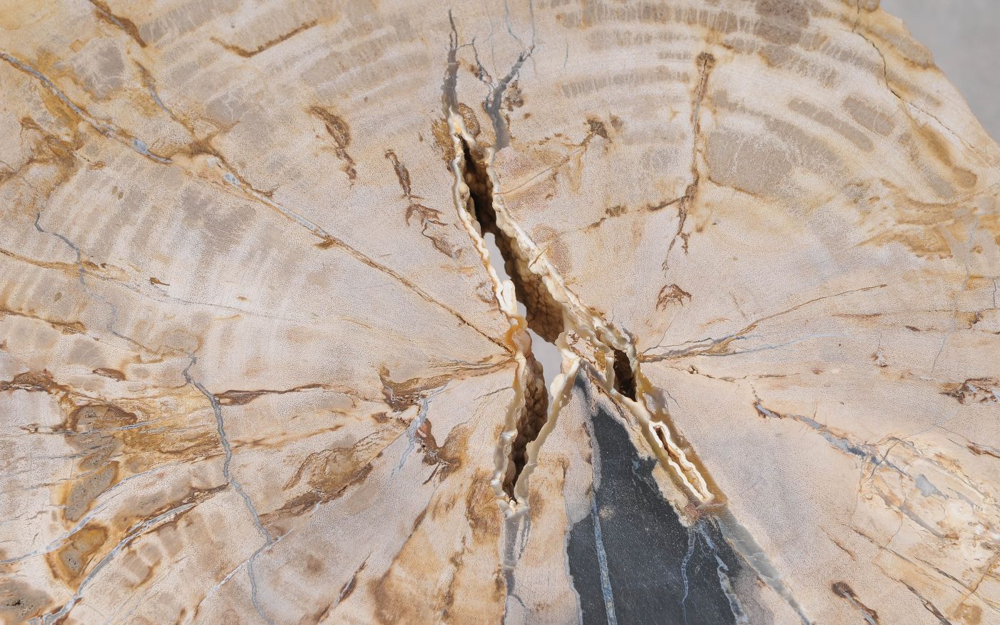 Sofabord i beige og sort med naturlige sprækker