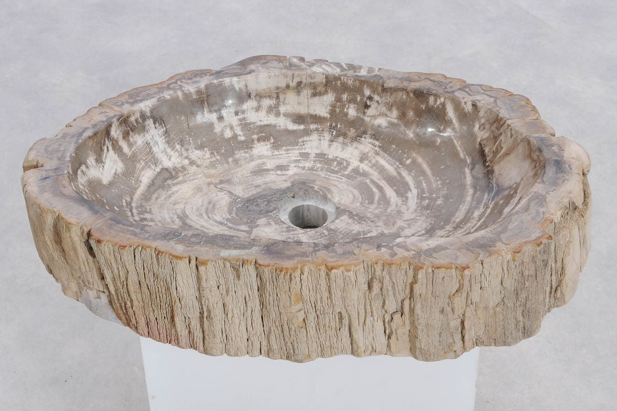 Håndvask med gråbrune årer og rå kant