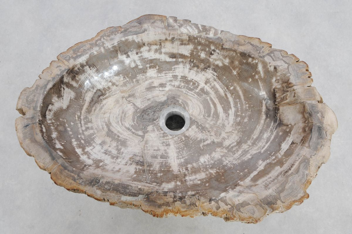 Håndvask med gråbrune årer og rå kant