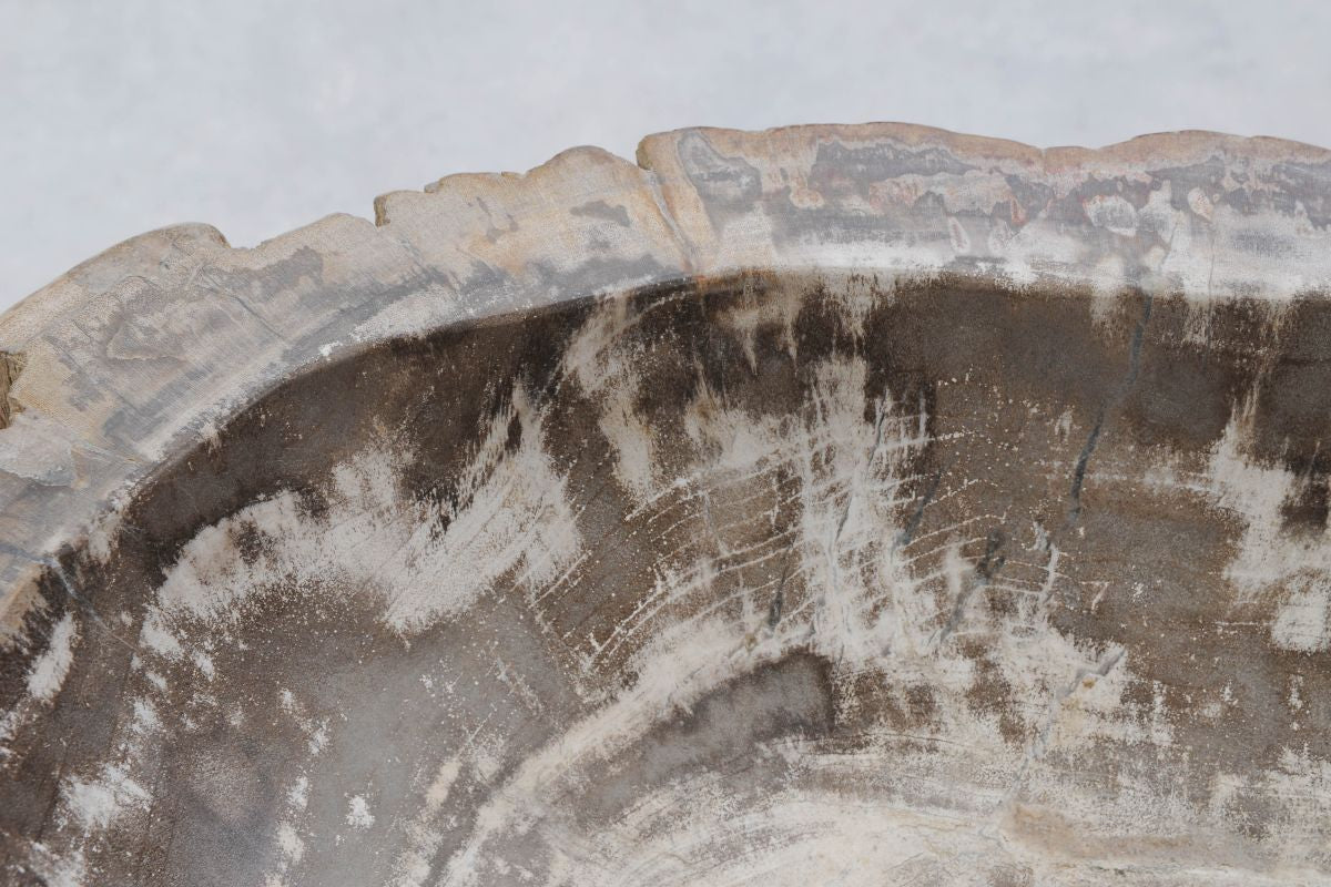 Håndvask med gråbrune årer og rå kant