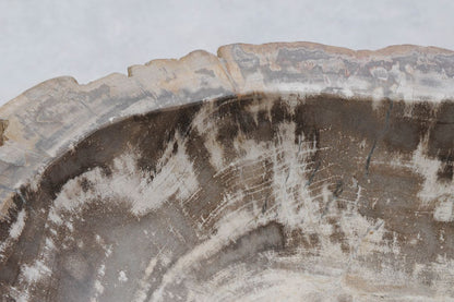 Håndvask med gråbrune årer og rå kant