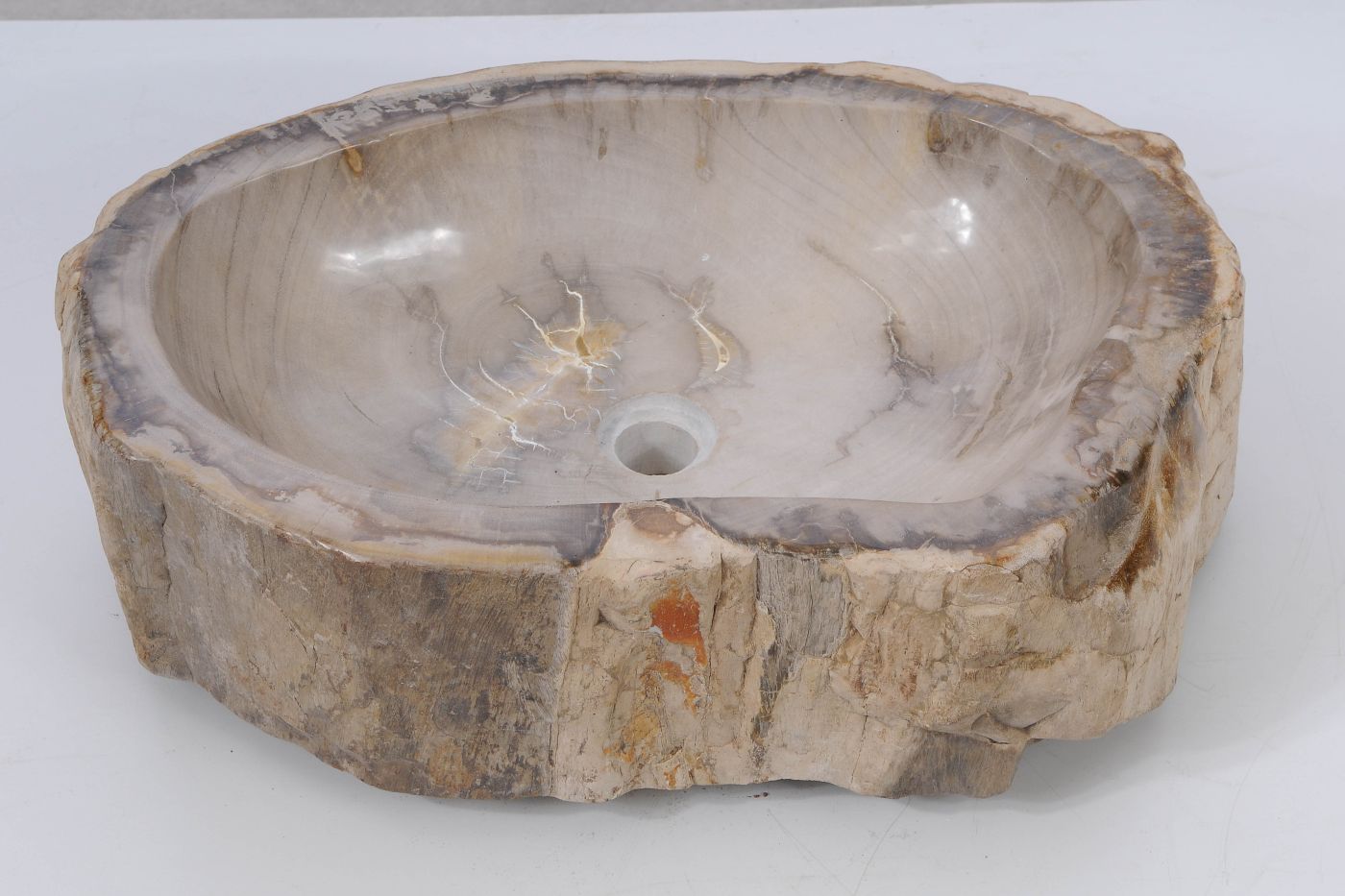 Håndvask i lyse beige nuancer med gyldne årer