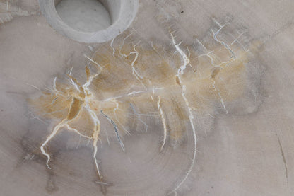 Håndvask i lyse beige nuancer med gyldne årer